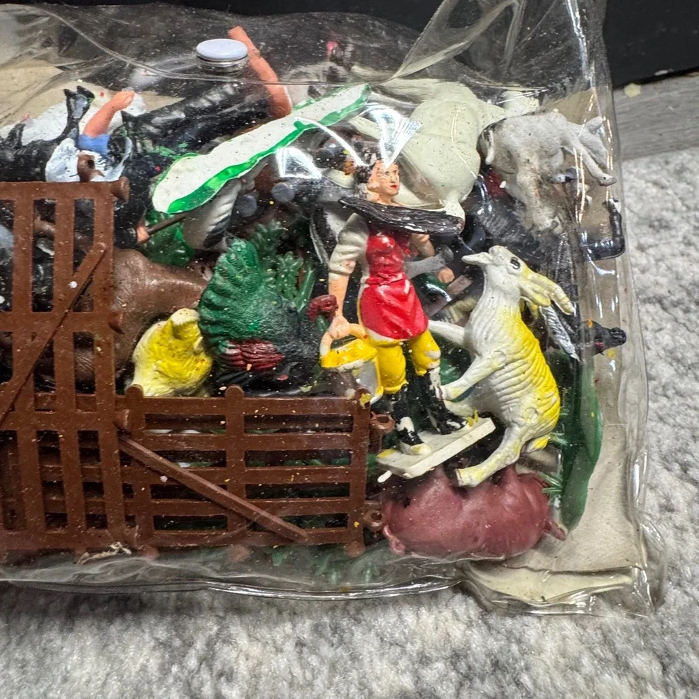 Vintage Pat Harris Farm Set Plastic Animals Figures Fencing Made‎ in Hong Kong